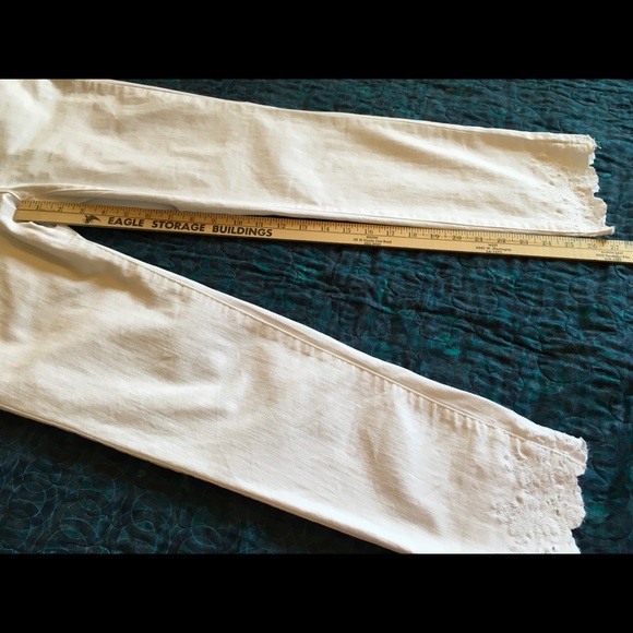 Pappagallo white ankle jeans w/scallops/embroidery at leg bottom.Sz 8. Exc.cond. - Picture 7 of 12